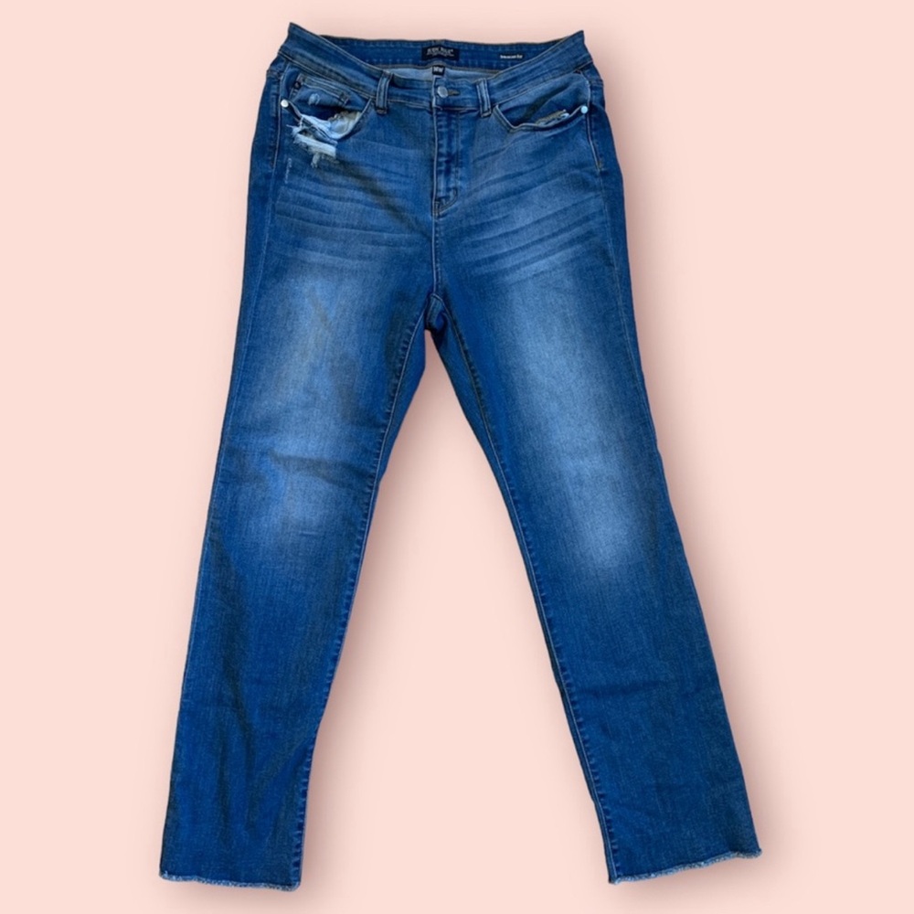 ***SOLD***
Judy Blue Los Angeles Straight Fit Jeans
Women's Sz 14W EUC Blue.